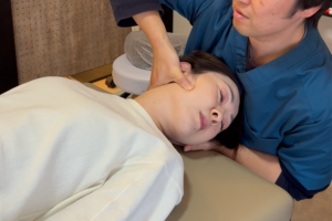 首の施術