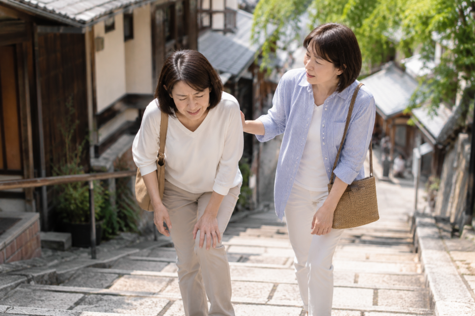旅行先で階段を上るのがつらい50代女性