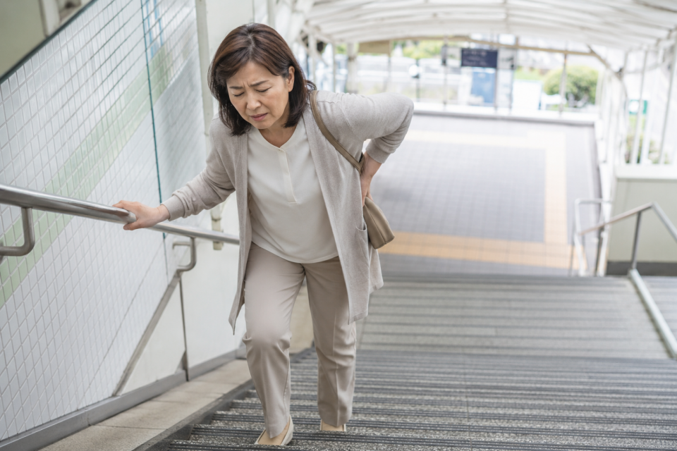 階段を上ると腰がつらい50代女性