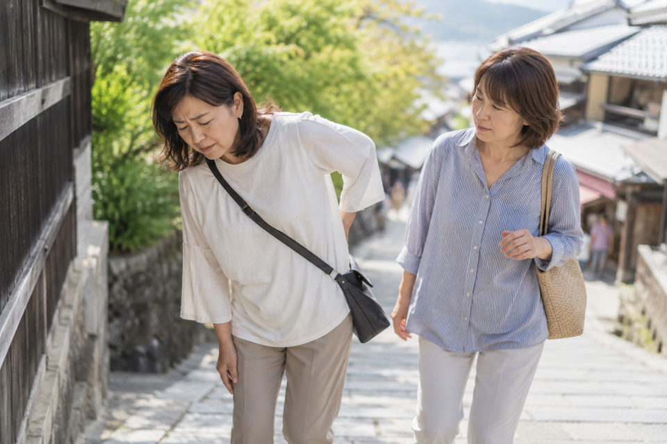 旅行先で歩くことに不安を感じている50代女性