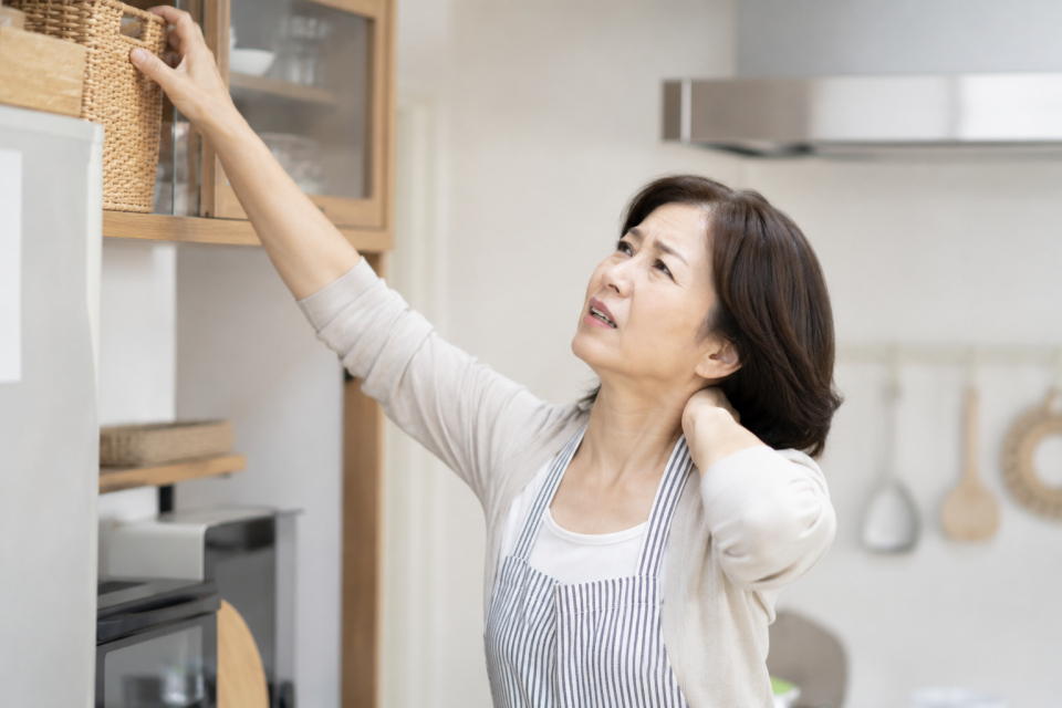 首を動かすとつらい50代女性