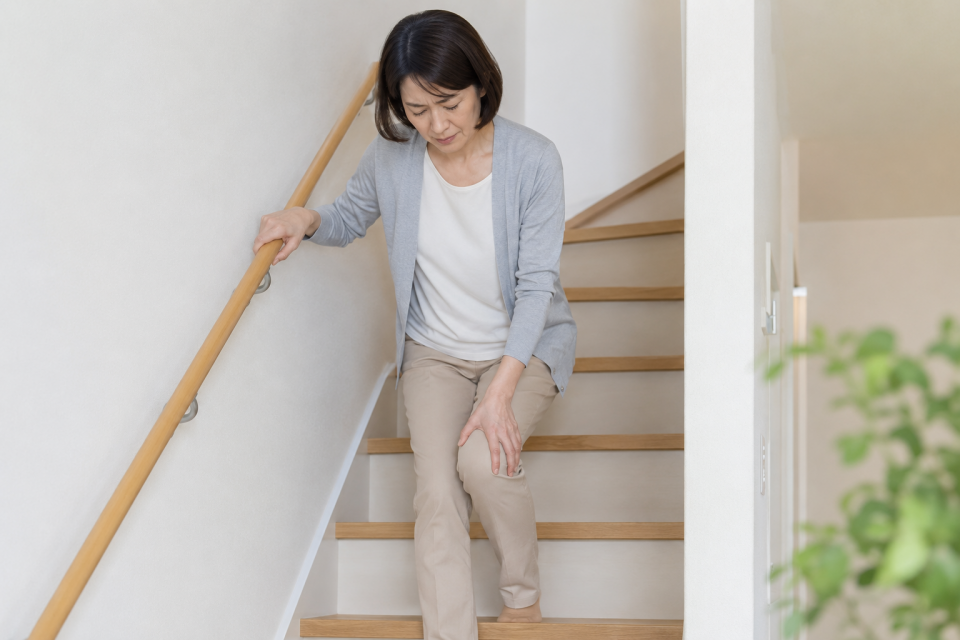 階段の上り下りで膝が痛い50代女性