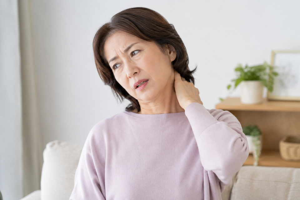 首が痛くて下を向くことがつらい50代女性