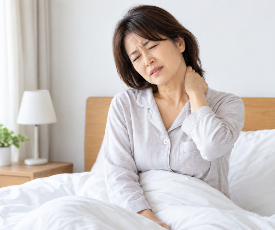 朝起きたときに首の痛みを気にする50代女性