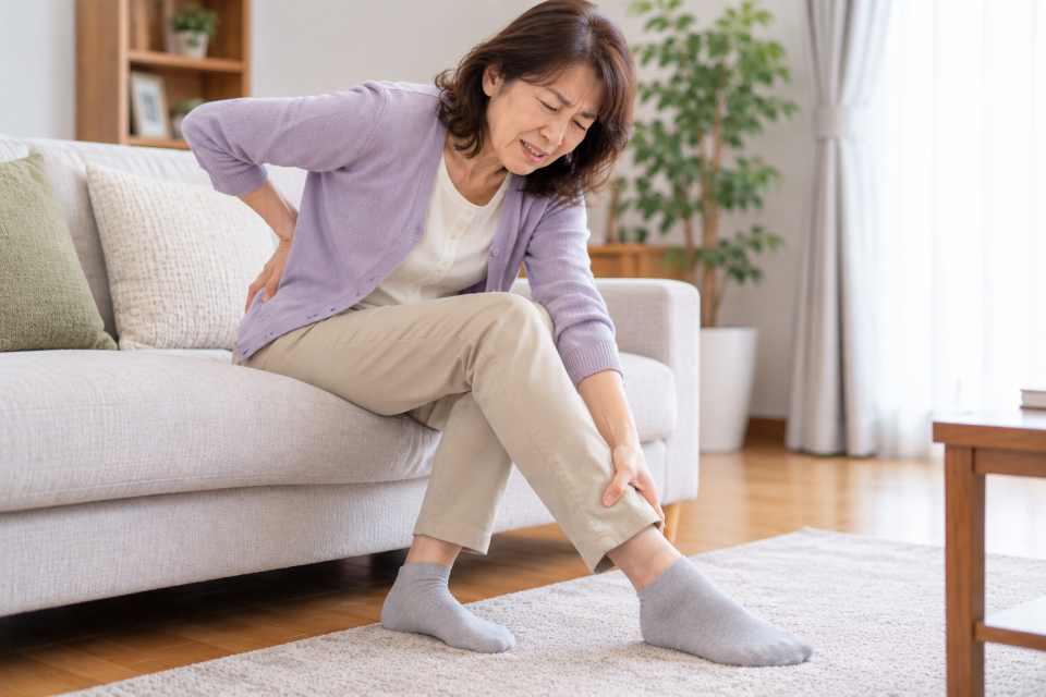 腰椎椎間板ヘルニアによる腰痛や脚のしびれで悩む女性