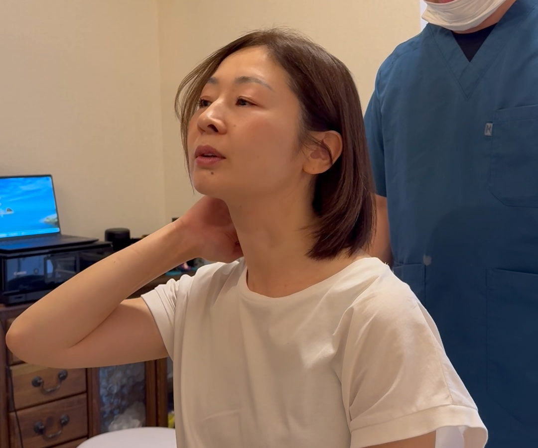 首や肩の動きを確認している院内風景