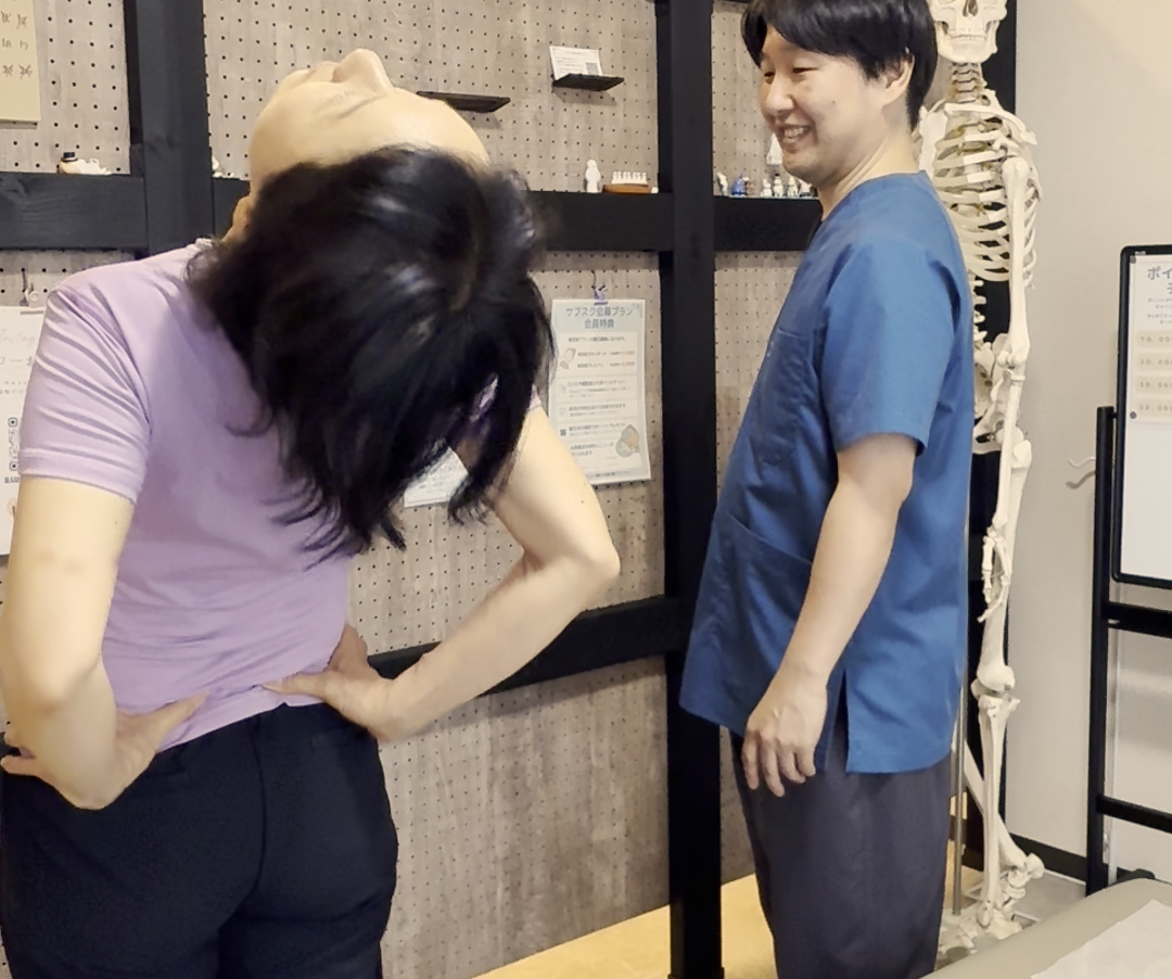 施術後の身体の動きを確認している風景